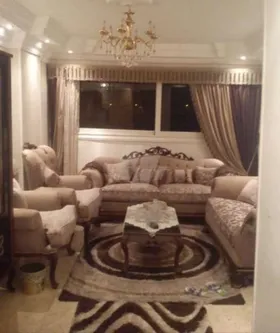 شقه أمام محطة مترو المريوطيه هرم خلف فندق جراند بيرامبدز