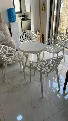 تربيزة و٤ كراسي 