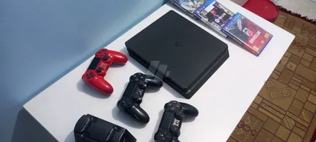 ps4 slim بلايستيشن ٤ سليم بحاله ممتازه ومعه بعض المشتملات بوصف الاعلان 