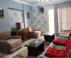 شقـة مفروشــة خطــوات للبحــر 110 م 
