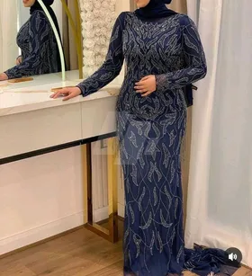 فستان سواريه تصميم العقاد 