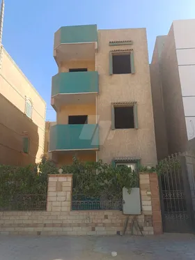 منزل مستقل بحديقه للبيع 3 ادوار