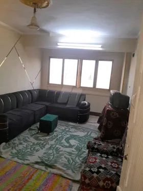 شقه مفروشه خمس بلكون بها جميع الكماليات فى مدينة السلام اسبيكو على شارع رئيسى فى حى هادئ وقريبة من تصلح للسكن العائلى والمهندسين والموظفين المغتربين بها فرش كامل وأجهزة 