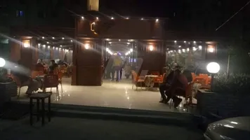 للايجار كافي شوب 90م واجهه ناصية + مساحة خارجية مجهز بالكامل بالفرش والأجهزة وشغال بموقع متميز قريب من شارع فيصل ترعه عبدالعال خلف معرض الابيض 