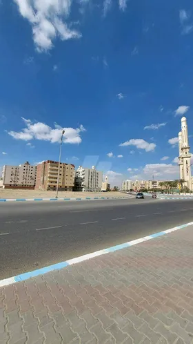 شقة للبيع دور ارضي أمام جامع حمزة وشارع ناصر 