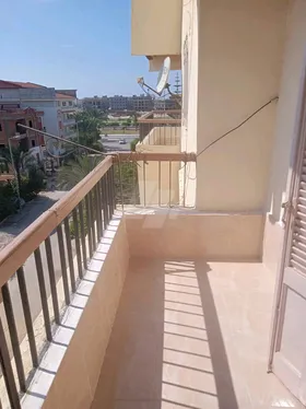 شقه للايجار عند مدرسه مشرفه وقريبة من كليه تجاره 