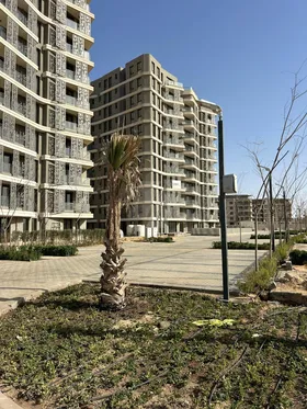 شقة غرفتين متشطبة كورنر دبل فيو في اكبر مدينة متكامة الخدمات في كومباوند بادية بالم هيلز بالقرب منجميع المحاور الرئيسية