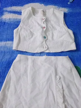 طقم قطعتين سكرت قصيره وجاكيت كت لونهم ابيض تحفه مقاس 34