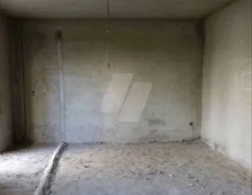 شقة دور ارضي بجنينة نص تشطيب