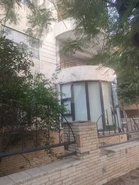 متفرع من شارع الميرغني السبع عمارات مربع مستشفى مصر للطيران - شقة 135م صافي مسجل 120م - دور اول داخل فيلا 4 أدوار  