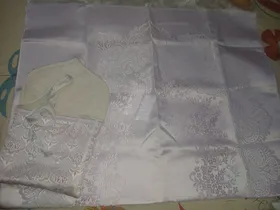 مصليه بالشنطة بتاعتها 