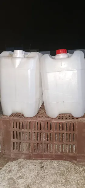 جركن مياه ابيض شفاف 