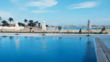 شقة غرفة و صالة 76 متر تطل على البحر