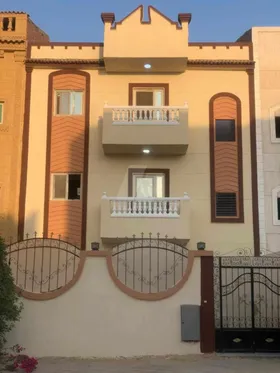 بيت ٣ ادوار وروف و حديقه تشطيب هاى لوكس في ابني بيتك المنطقه الرابعه د