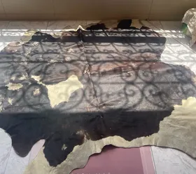 سجادة ارضية من جلد البقر