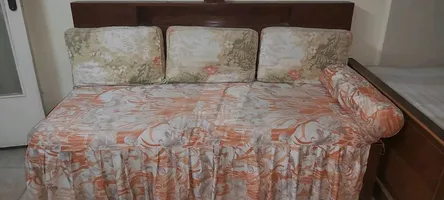 كنبة سحارة بالمرتبة و ٢ كرسي خشبي