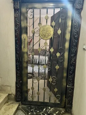 باب حديد عموله بالحلق