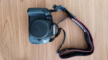 كاميرا كانون 600d بحالة ممتازة استعمال خفيف شاتر 22الف