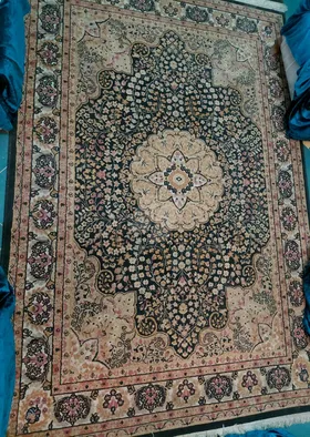 عدد ٢ سجاد مستعمل بحالة ممتازة