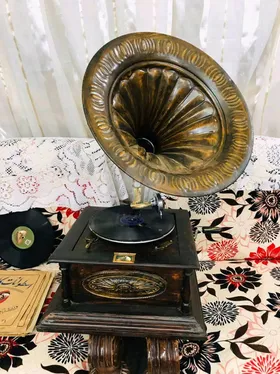 جرامافون قديم  ماركه ماستر فويس إنتاج 1940