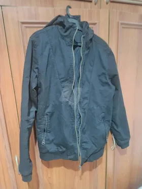 جاكيت رجالي شتوي أسود بحالة ممتازة جدًا - مقاس M