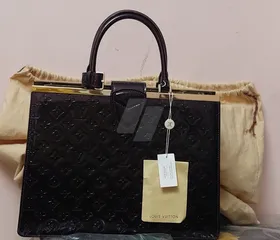 شنطة يد بنى غامق ميرور