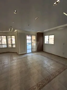 شقه للبيع 175 م