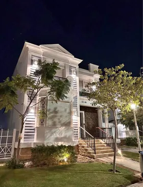 للبيع بنت هاوس استلام فوري مميز جدا فى التجمع الخامس كمبوند امام مدينتي🏡