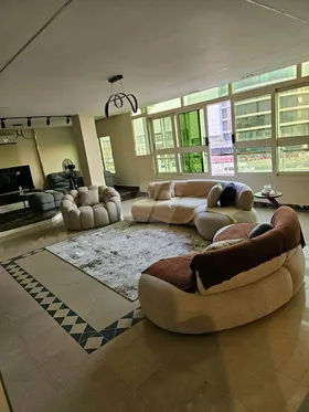 بنت هاوس للبيع في حي 3/4  أمام مول ارابيلا 