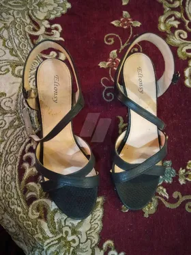 صندل بحالة الجديد 