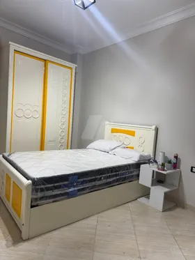 غرفة نوم أطفال كاملة – سريرين + دولاب + طاولة جانبية