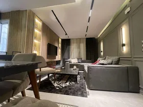 شقة ومعاها رووف ببيعها متشطبة كلهافي كمبوند ماونتن فيو هايد بارك التجمع جاهزة علي السكن