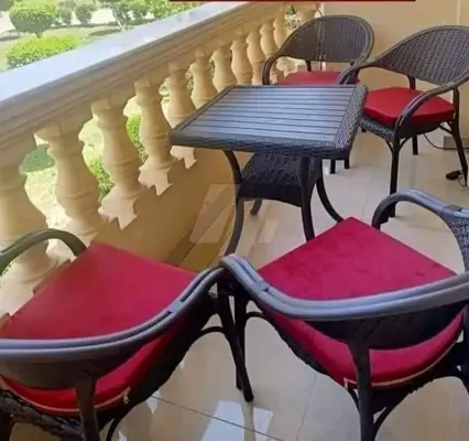 تربيزة و٤ كراسي 