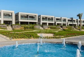 شاليه مميز علي فيو مفتوح من لاجون في قرية Lavista Bay بمقدم 5% و الباقي بالتقسيط علي 7 سنين 