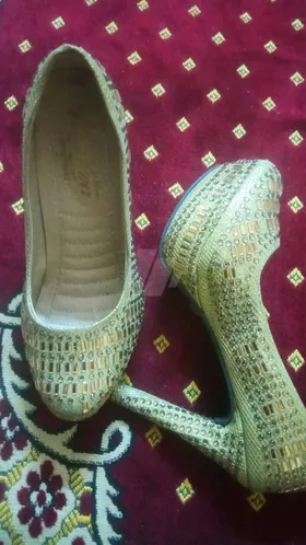 شوز سواريه ذهبي 