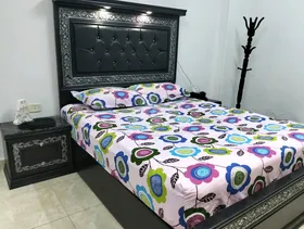 غرفة نوم مع مرتبه والستاره 