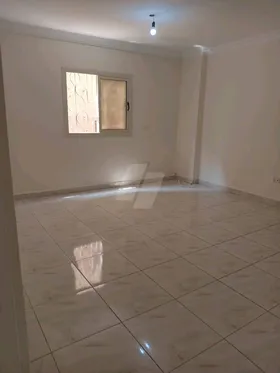 شقة ارضي مرتفع ٣ غرف 