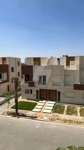 تاون هاوس بمقدم و اقساط في كمبوند ازار ٢ بموقع مميز جدا 