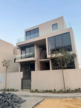 فيلا مستقلة بموقع مميز مقدم و اقساط في ليك فيو بوتيك 