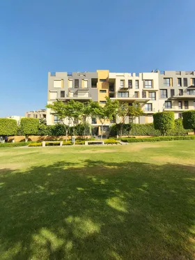 دوبليكس بجاردن ١٥٠ متر بحري للبيع بكمبوند ايس تاون 